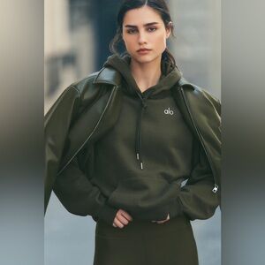 SUPER RARE!🦄 BNWT ALO Yoga Accolade Hoodie L Olive Green